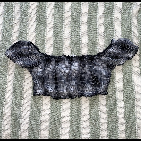 Forever 21 black and white off shoulder bandeau croptop - Picture 1 of 2